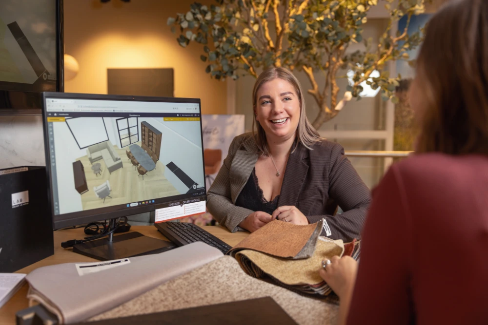 nterieuradviseur bespreekt een 3D-interieurontwerp met een klant