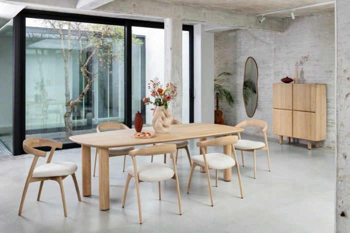 Henders & Hazel Azulo eettafel in naturel hout met eetkamerstoelen in een licht interieur
