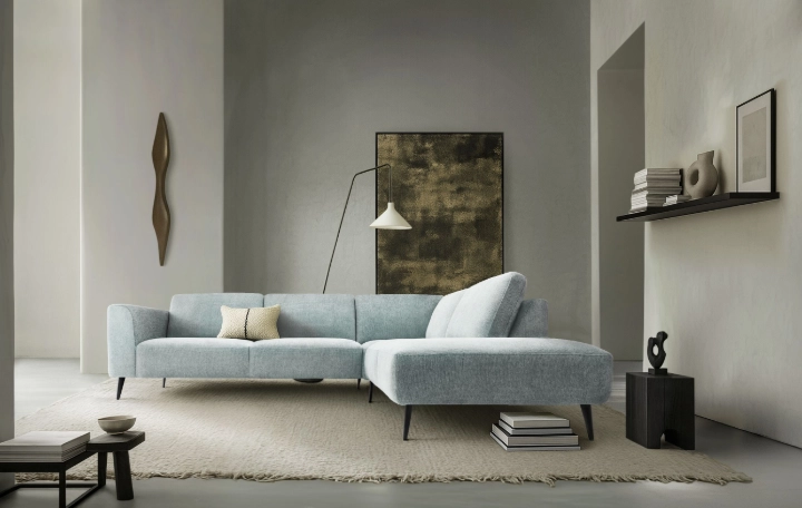 Baenks Portobello hoekbank in lichtblauwe stof in een modern interieur