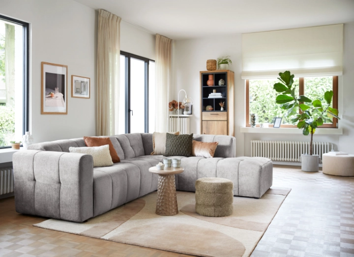 Profijt Meubel Vizela hoekbank in lichtgrijze stof in een lichte, moderne woonkamer