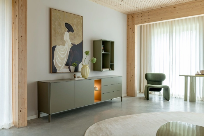 XOOON Trentino dressoir in groen met bijpassend wandelement in een modern interieur