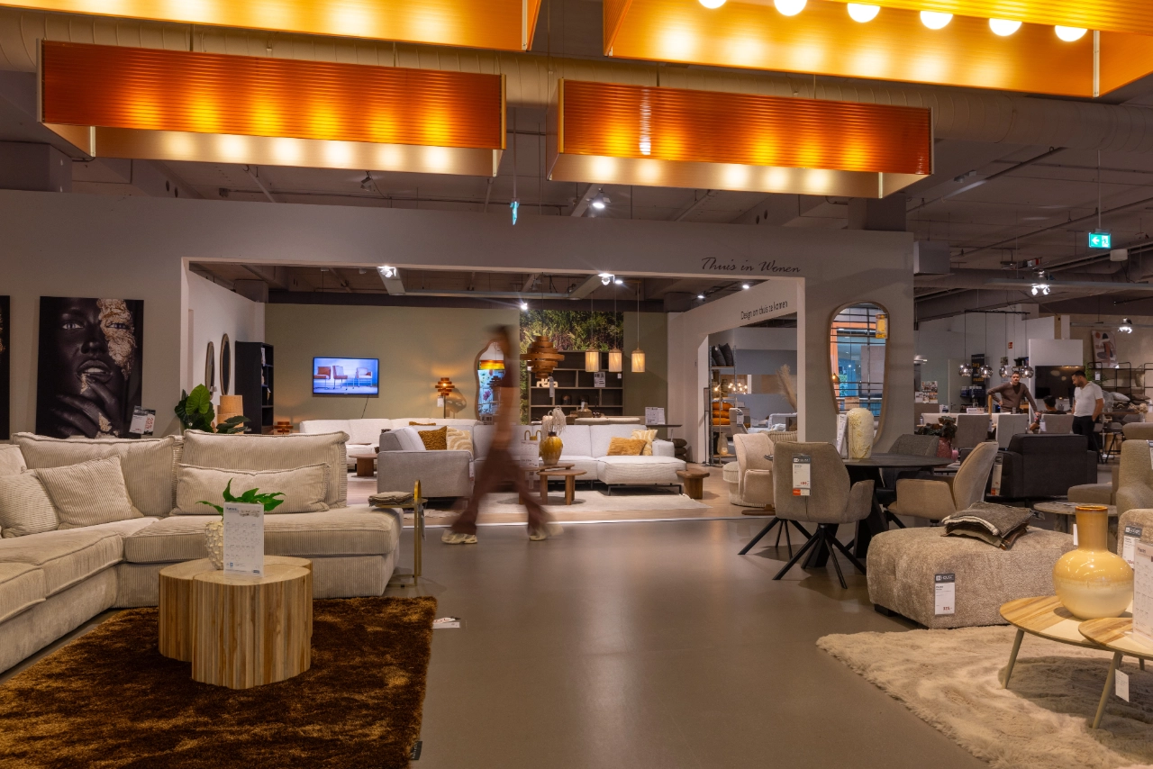 Overzicht van de woonwinkel Hoogenboezem Den Haag met verschillende meubels en woonaccessoires.