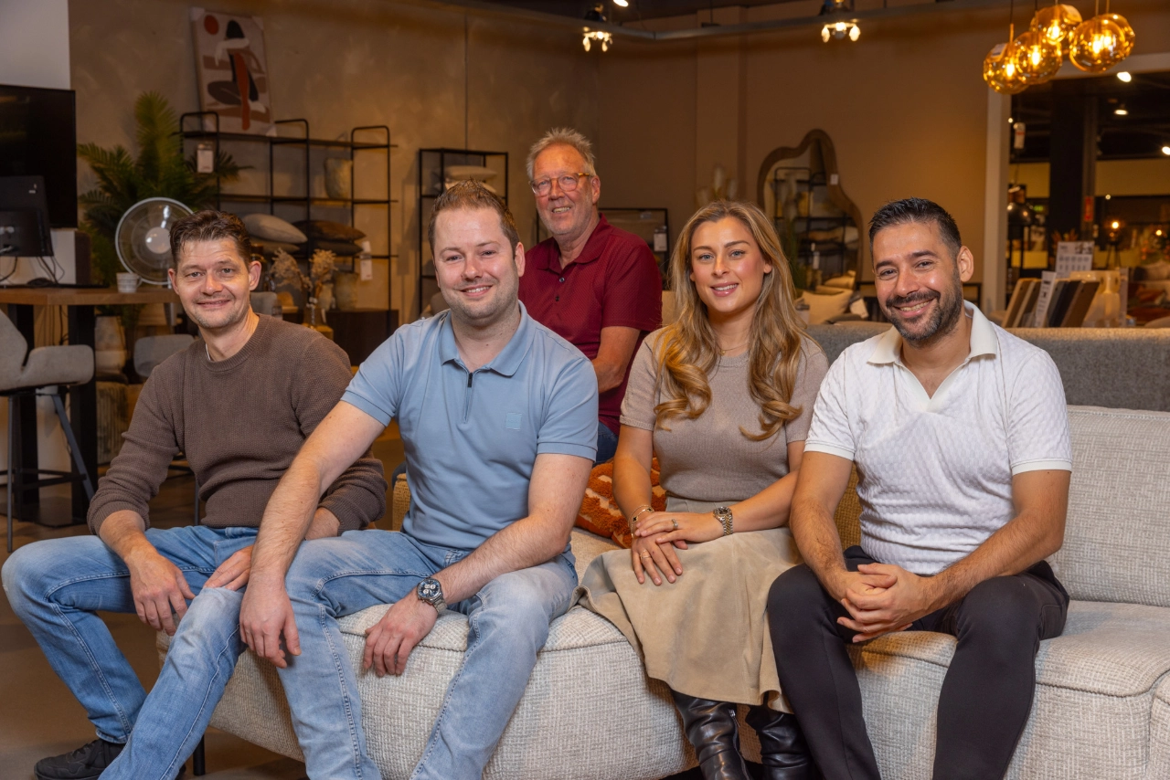 Groepsfoto van het team medewerkers van Hoogenboezem Meubelen in Den Haag.